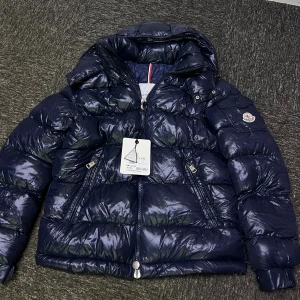 Marinblå dunjacka från Moncler - Snygg mörkblå dunjacka i storlek xs-S Helt ny med både QR-kod och tagg kvar. Varm, lätt och riktigt stilren – perfekt för vintern. Först till kvarn. Priset kan diskuteras vid snabb affär, skriv vid intresse.