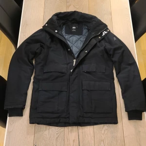 J. Lindeberg vinterjacka - Hjälper min farsa att sälja sin gamla J. Lindeberg jacka! Skicket på den är som nytt.    Modellen på bilden är ca 190 lång. Det är bara att höra av sig om det finns några frågor!