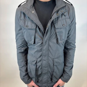 Woolrich Jacka  - Hej! Säljer nu denna väldigt snygga och eftertraktade Woolrich Fieldjacka!  Jackan är slutsåld överallt och går inte att få tag på… jackan är perfekt nu till hösten/vintern  Storlek L fits M Ny pris: 6000 kr Säljs för: 1299 kr