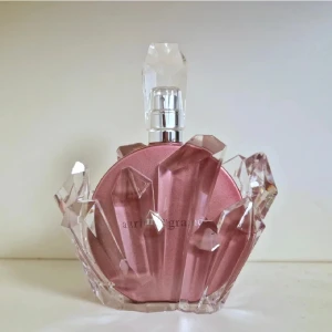 Ariana Grande R.E.M Cherry Eclipse EdP 100ml - Minst 90ml kvar. Har tyvärr ej kvar kartong. Köptes på Kicks för några veckor sedan.