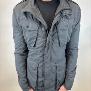 Woolrich Jacka  - Hej! Säljer nu denna väldigt snygga och eftertraktade Woolrich Fieldjacka!  Jackan är slutsåld överallt och går inte att få tag på… jackan är perfekt nu till hösten/vintern  Storlek M Ny pris: 6000 kr Säljs för: 1299 kr