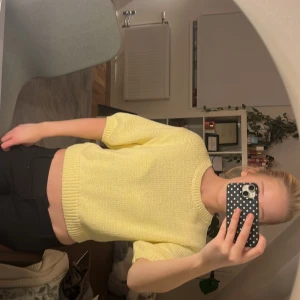 Gul stickad tröja💛 - Fin gul stickad tröja från Gina, jätte fin🌼🌼