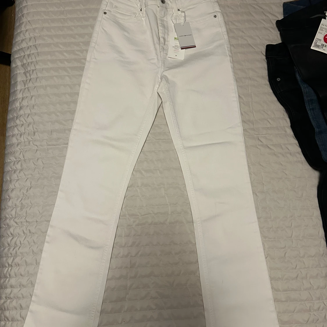 Vita jeans från Tommy Hilfiger 
