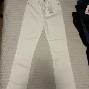 Vita jeans från Tommy Hilfiger  - Nytt oanvänt vita jeans från Tommy Hilfiger.
