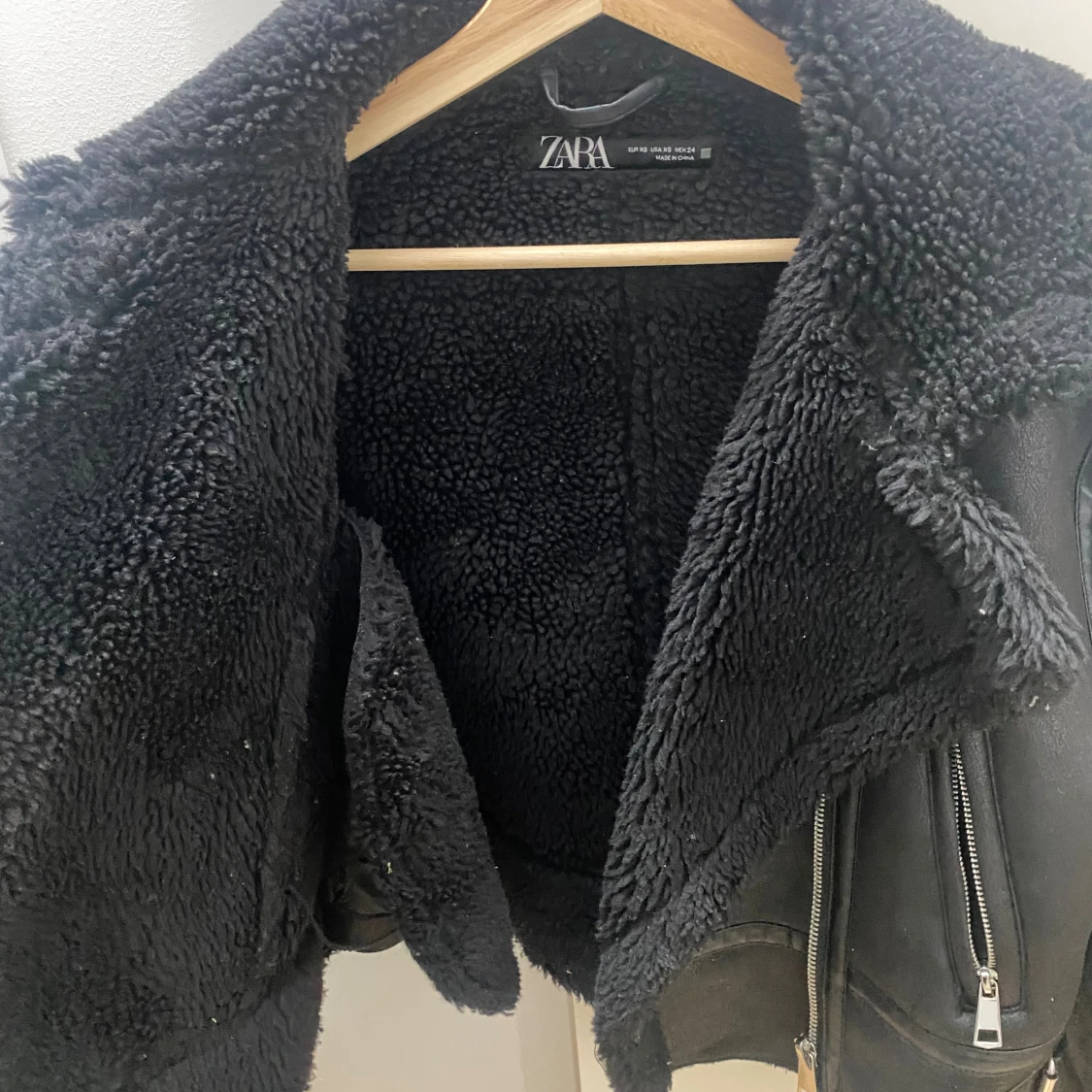 Svart teddyjacka från Zara XS - 2