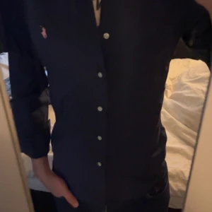 Ralph Lauren skjorta  - Raffe skjorta - Storlek: XS - Mycket bra skick - Nypris: 1699kr - Mitt pris: 399kr - hör av dig vid funderingar 💫