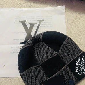 Lb rutig mössa i blått och svart - Snygg blå och svart mössa från lb. Mössan är oanvänd och skickas samma dag vid köp. Pris kan diskuteras.