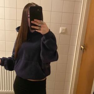 Mörkblå  hoodie från Gina - Mörk blå hoodie från Gina💕