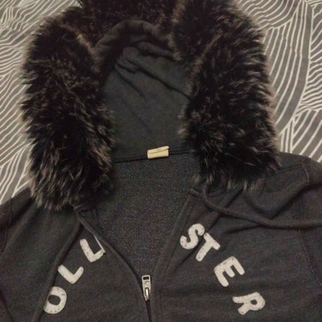 Svart hoodiejacka med fuskpäls från Hollister - 1