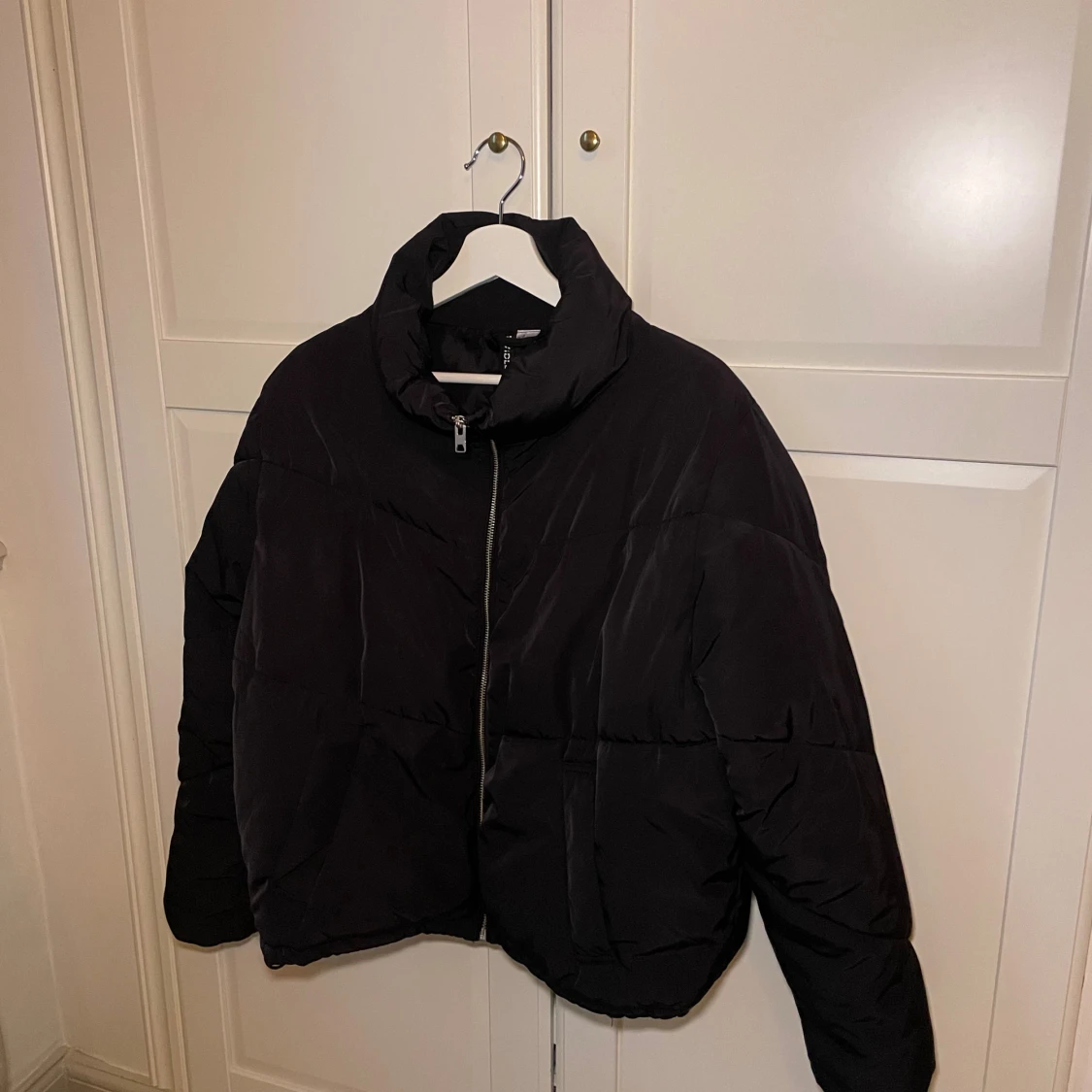 Svart pufferjacka med dragkedja - 1