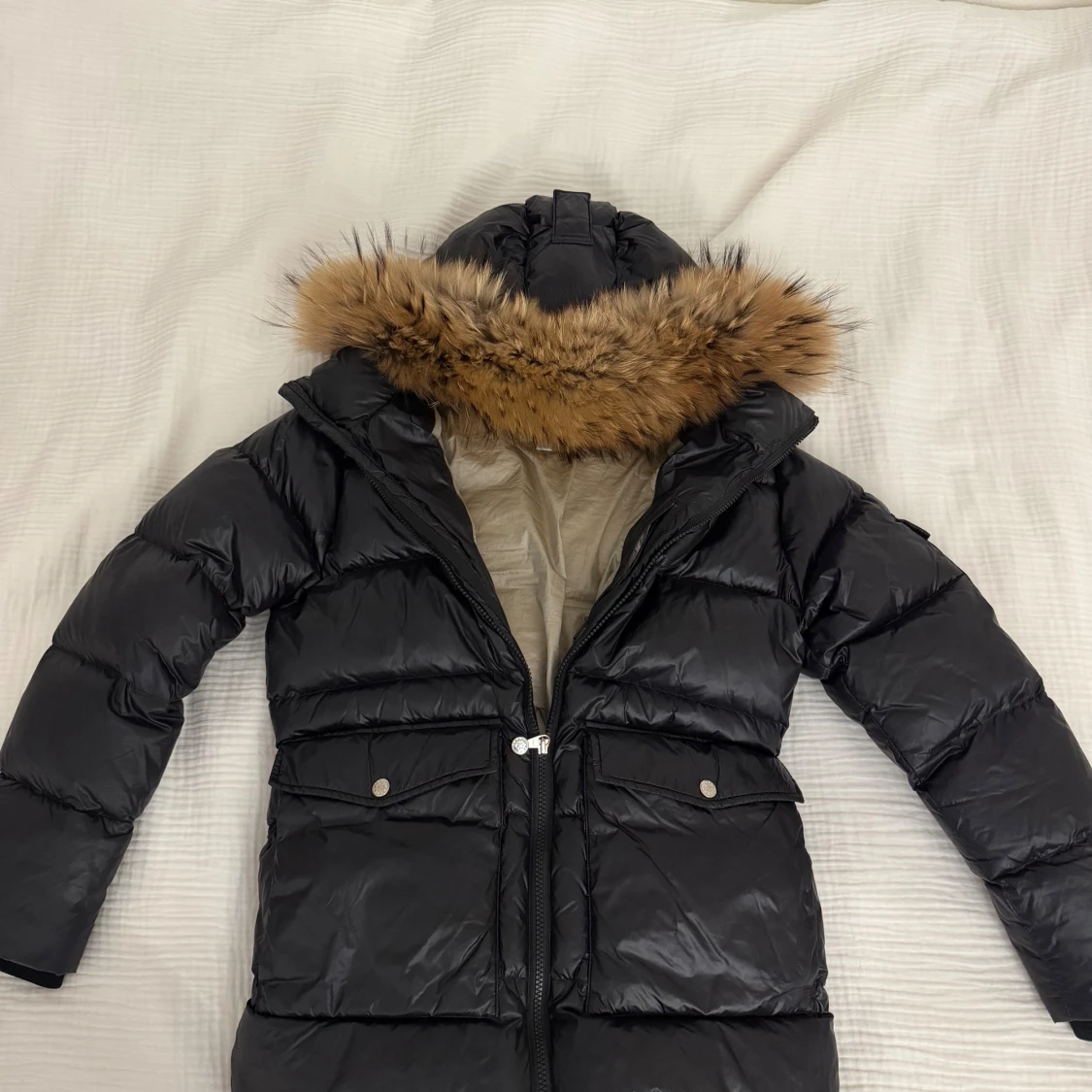 Svart dunjacka med päls från Pyrenex