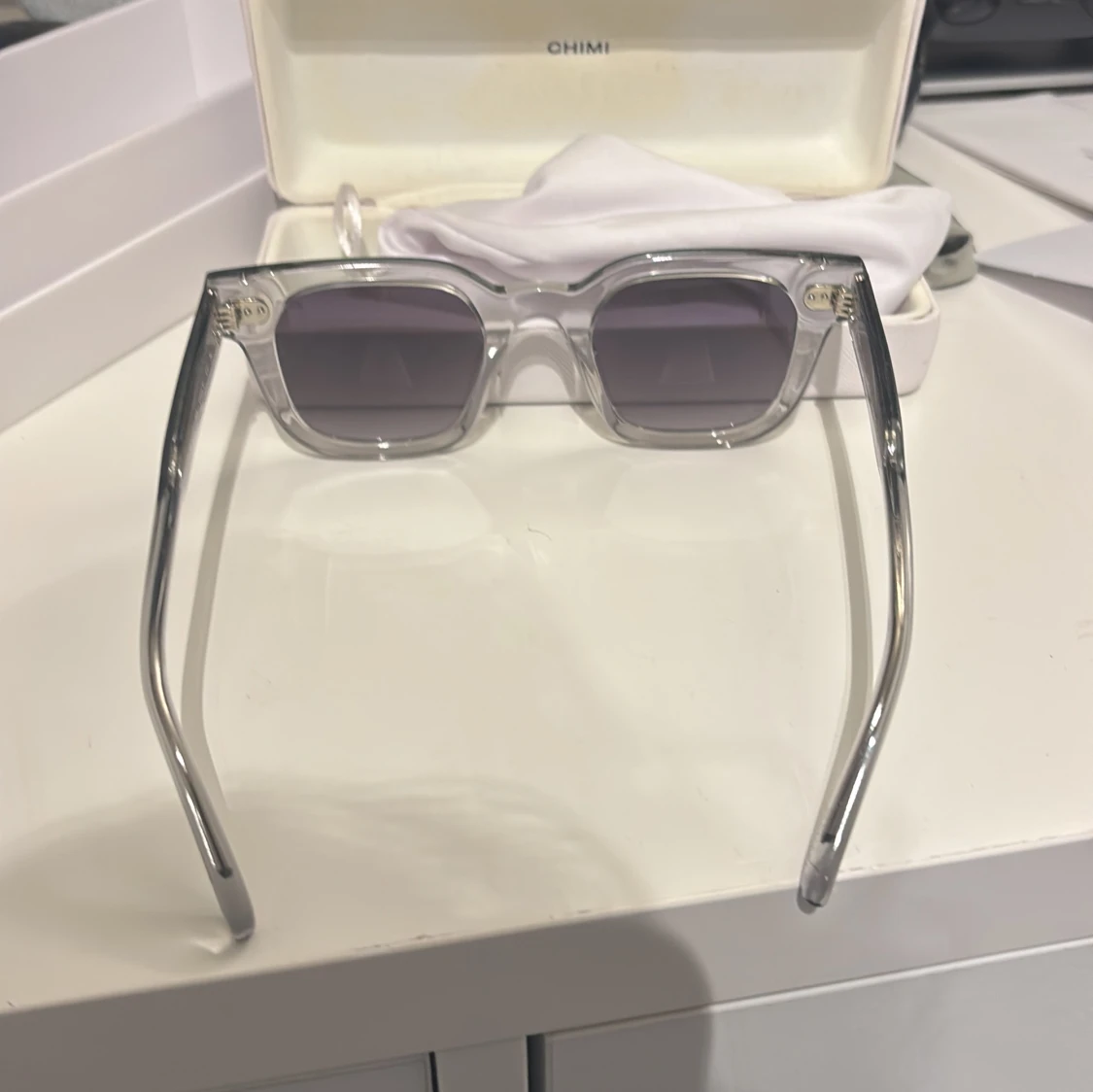Grå transparenta solglasögon från CHIMI - 2