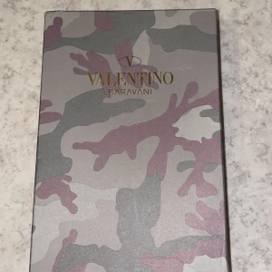 Valentino Garavani Rockrunner sneakers - Svarta Valentino Garavani Rockrunner sneakers med coola nitar på hälen och detaljer i mocka och skinn. Snyggt kamouflagemönster på sidorna och platt sula. Kommer med originalkartong och röd dustbag. Perfekt för dig som vill ha en unik och lyxig sneaker.