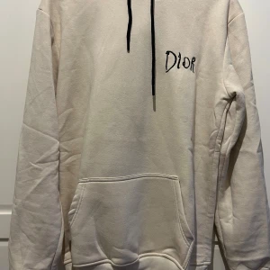 Oanvänd hoodie - Aldrig använd. Mer som M i storleken.