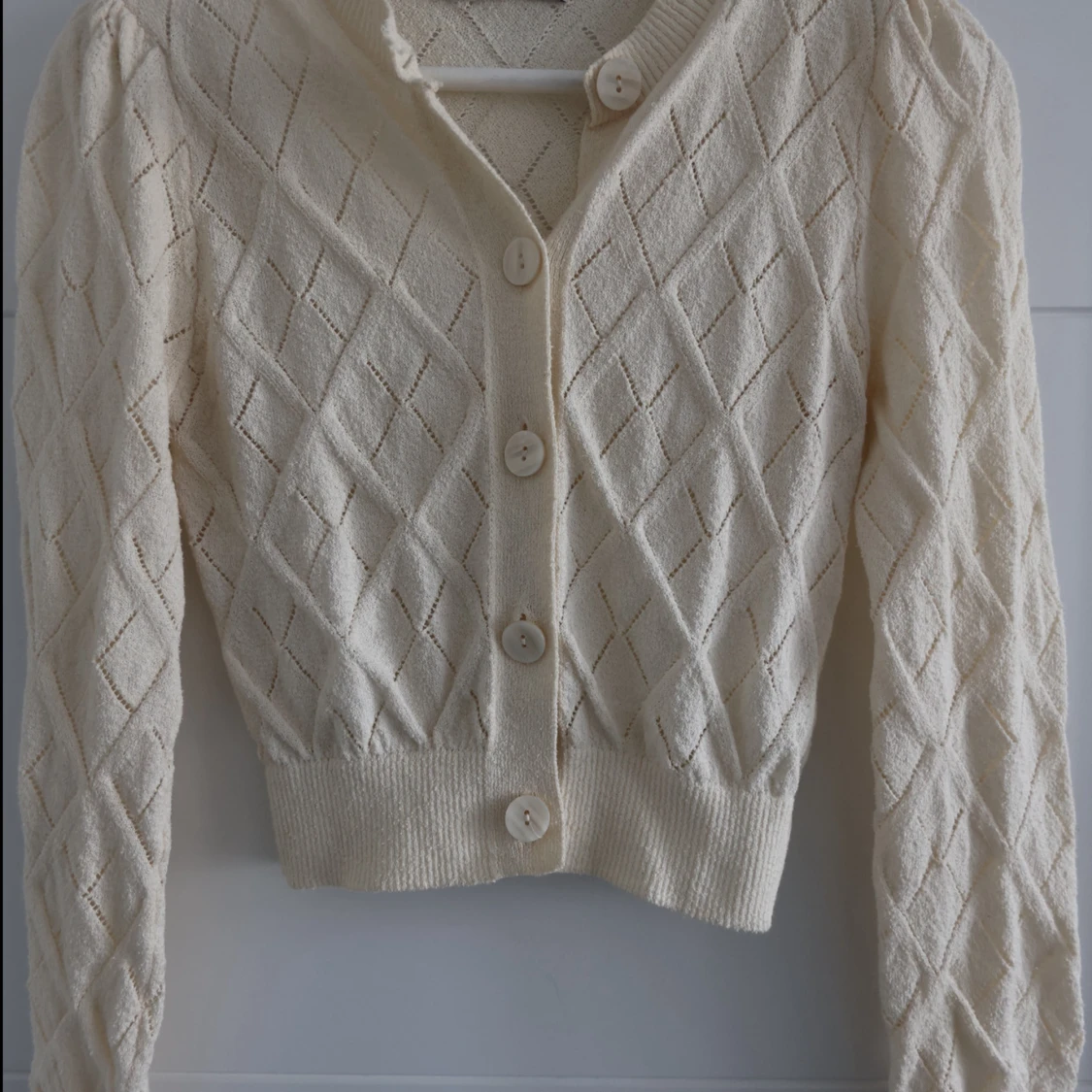 Beige kofta med diamantmönster