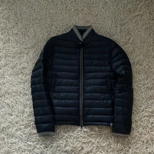 Herno dunjacka storlek 46 - Herno dunjacka i storlek 46. Är liten i storlek skulle säga att den passar en XS. 