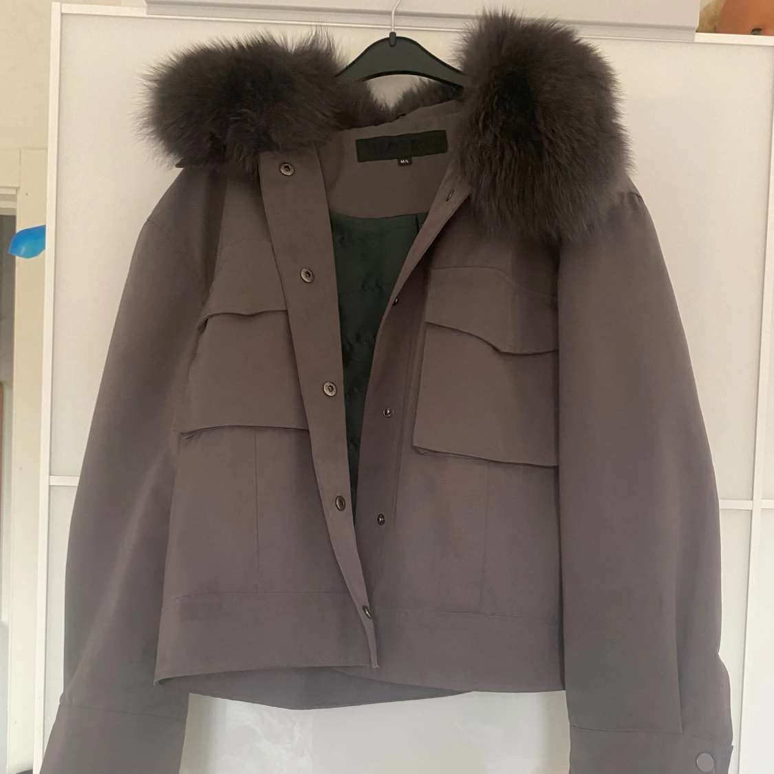 Grå jacka med päls från Meotine