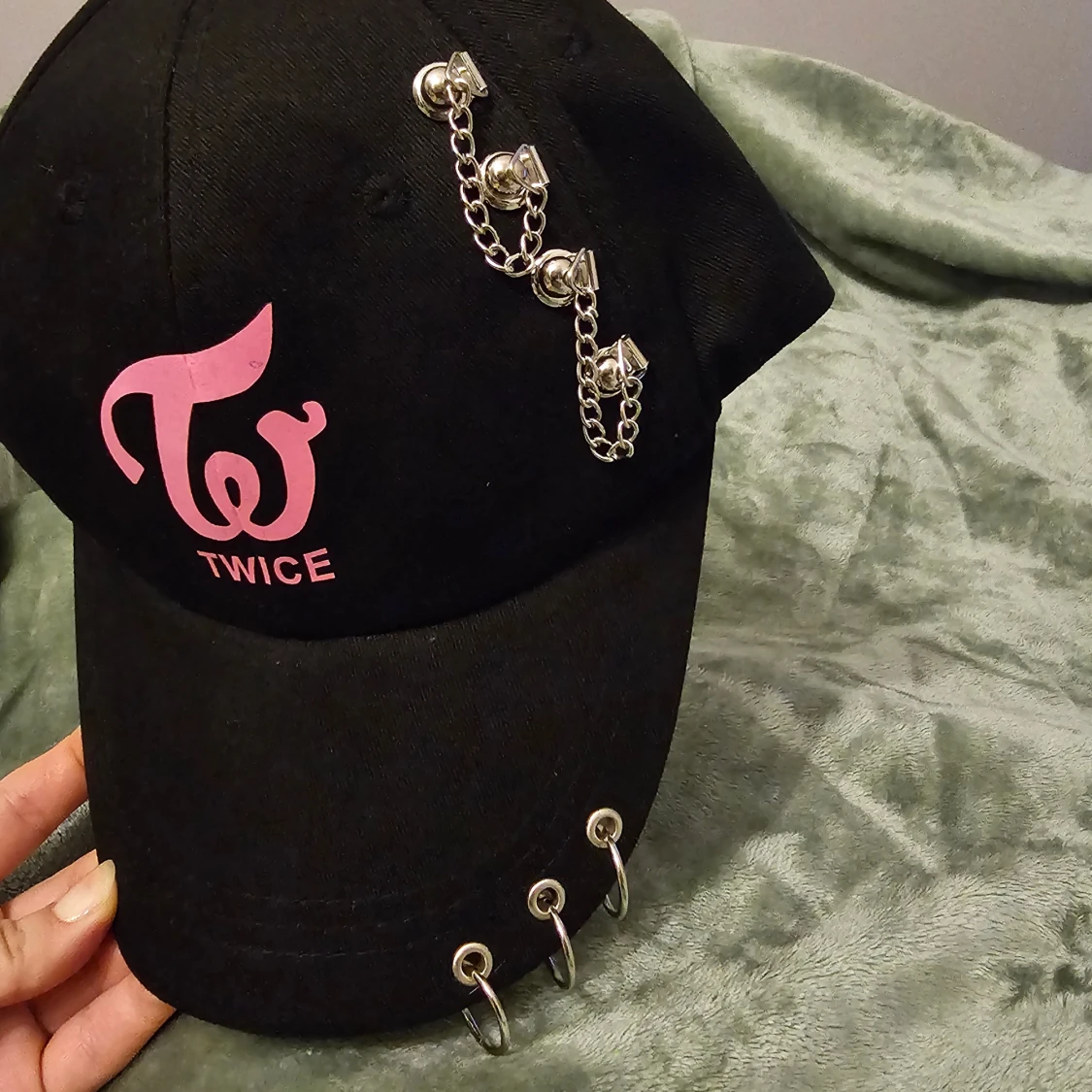 Svart TWICE keps med kedjor och ringar - 3
