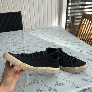 Saint Laurent skor  - | Säljer nu ett par tvärfeta skor | Märke: Saint Laurent | storlek: 42 | Skick: 7/10 | Säljer för riktigt bra pris då de inte passar mig | Kan gå ner i pris vid snabb affär |