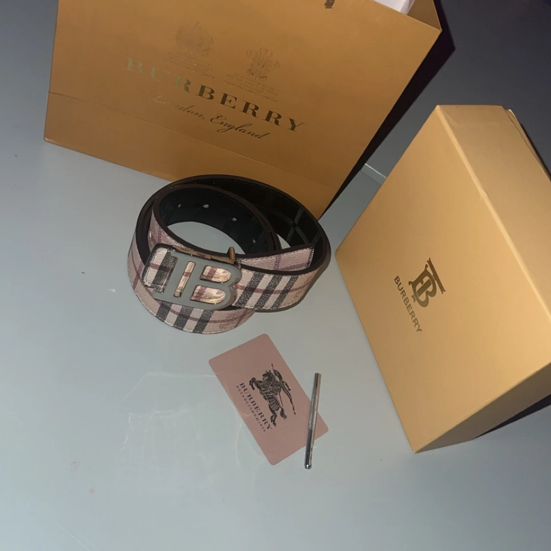 Rutig Burberry bälte med silverdetaljer - 2