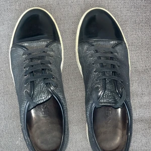 Lanvin - Snygga unika lanvin skor i fint skick. UK 8. Passar 42-43 men tycker de sitter som 43or. Gör gärna ett erbjudande.