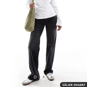 ONLY - Judy - svarttvättade jeans med vida ben och låg midja - Helt nya och oanvända jeans från ASOS med prislapp kvar! Nypris 399kr. W32 L34