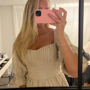 Beige blus med puffärmar - super söt blus från NA-KD i 36🥰🥰 skriv för bilder i ryggen!!