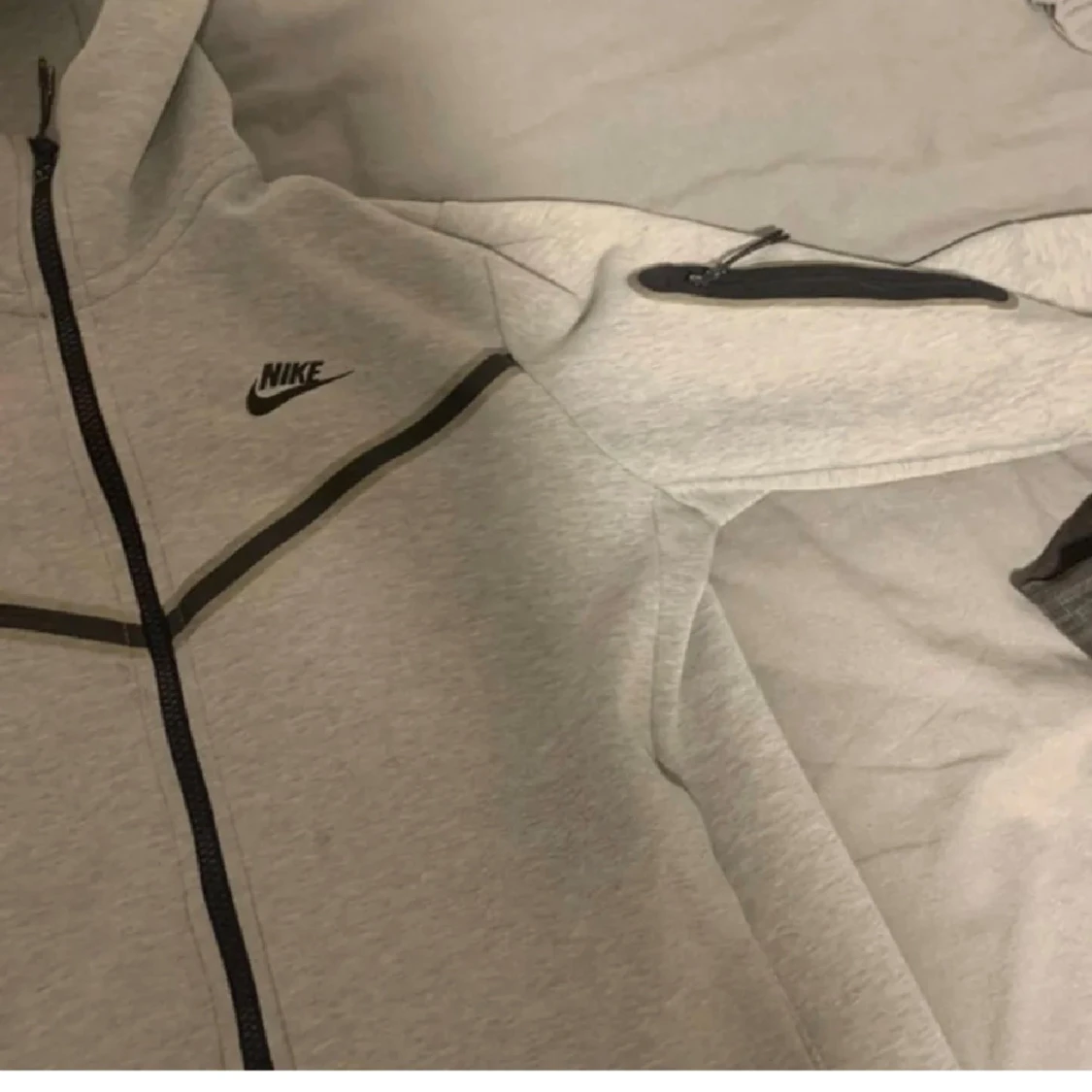 Grå Nike hoodie med svarta detaljer