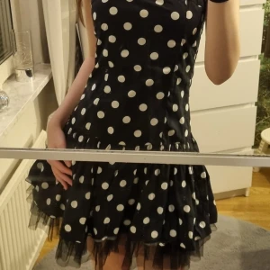 Polka dot miniklänning  - Säljer denna klänning då den tyvärr är lite stor för mig🥲 Strl 170 på etiketten men skulle säga att den är mer som en dam S.