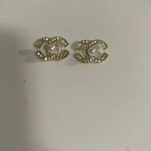 Trendiga örhängen - Snygga oanvända örhängen 