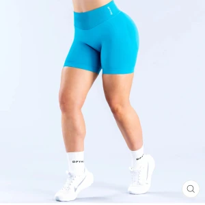 Blå träningstights shorts från DFYNE - Säljer ett par blå seamless träningstights shorts från DFYNE. De är högmidjade med bred resår i midjan för extra stöd och har en tight passform som framhäver formerna. Perfekta för gymmet eller andra träningspass.