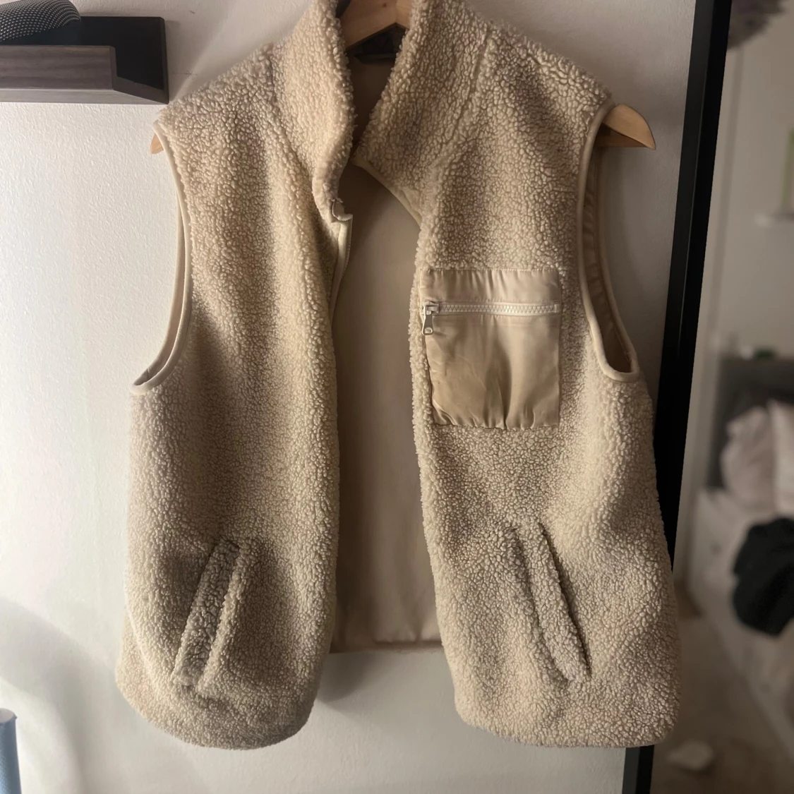 Beige fleeceväst med fickor - 2