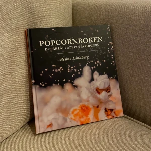 Popcornboken - Säljer denna bok om popcorn med många roliga recept på popcorn. Skriven av Bruno Lindberg. Har fått ett litet streck högst upp på framsidan, se bild. Finns att hämta i centrala Göteborg eller kan skickas omgående. Perfekt julklappsbok till popcornfantasten. 
