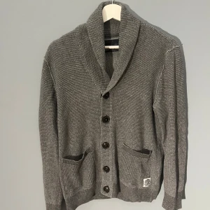 Grå kofta från Angelo Litrico - Tja! Säljer denna grå kofta från Angelo Litrico. Den är i mycket gott skick och sitter som en M. Perfekt nu till vintern då den är sjukt snygg och bra passform. Hör av er för fler frågor!