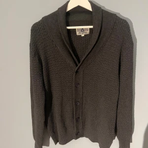 Repablo kofta - Säljer en mörkgrå stickad kofta från Repablo. Sitter som en stor M. Den är i mycket gott skick och är perfekt till kyliga vintern. Hör av er för fler frågor!