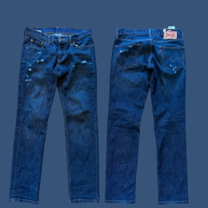 Levi’s jeans - Väldigt snygga jeans från Levis med slitningar.😁 hör av dig vid funderingar