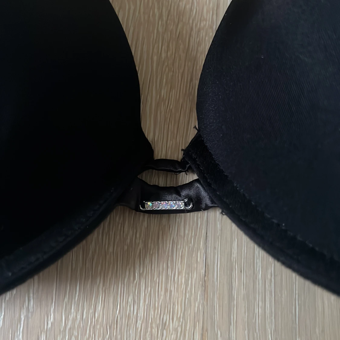 Svart push-up bh med strassdetaljer - 2