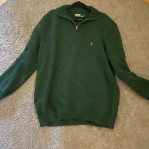 Ralph lauren zip - Denna tröja sitter väldigt skönt, tycker färgen är snygg passar bra till alla jeans. Haru Stockholmstilen så passar den i din garderob. Skick 9/10, köpt på Boozt för 1499 knappt använd 
