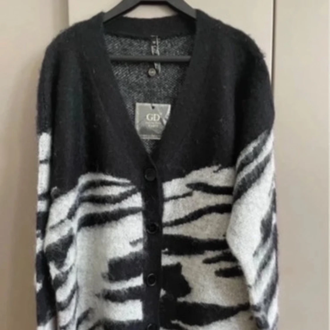 Svartvit zebramönstrad kofta GD