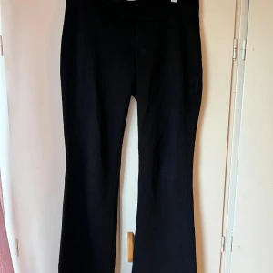 Kostymbyxor från lager 157 - Ett par kostymbyxor i mjukt material från lager 157 med sned gylf, dom liknar dom från Nelly och är använda men skulle säga de inte syns så mycket för har använt de typ 3 gånger. Storlek M men passar S också 