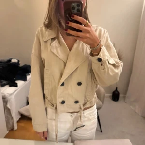 Trench jacka i jeans - Säljer trench jacka i jeans från Zara 🤎