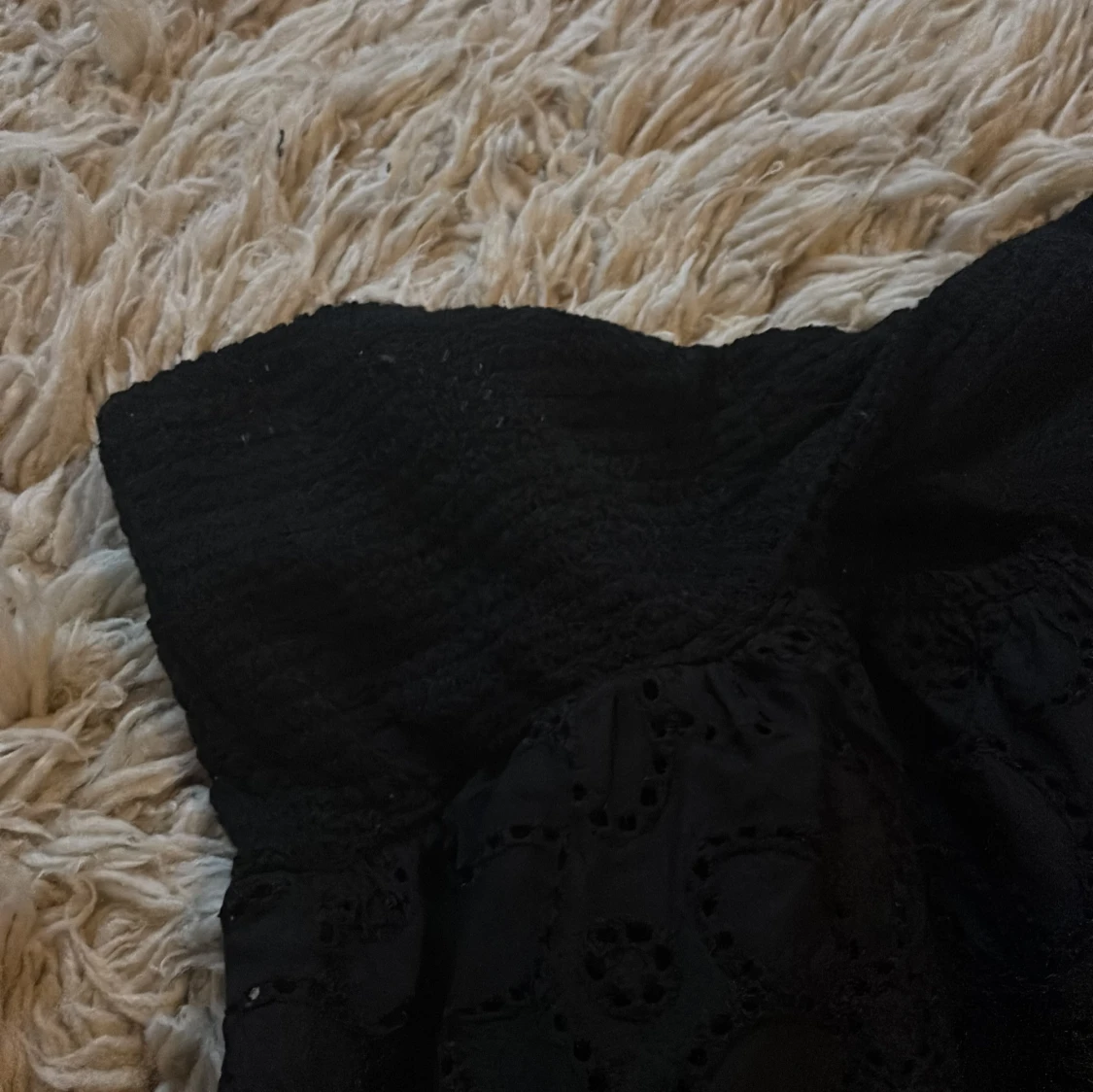 Svart axelbandslös topp med spets - 1