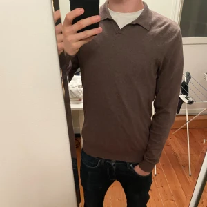 Brungrå pikétröja från Dressmann - Snygg brungrå pikétröja från Dressmann. Nypris 499 och tröjan är knappt använd. Materialet är mjuk bomull och passar perfekt för dig som gillar enkel och clean stil.