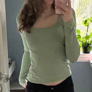 Grön urringad topp - Säljer en grön urringad topp i bra skick. Pris går att diskutera💕