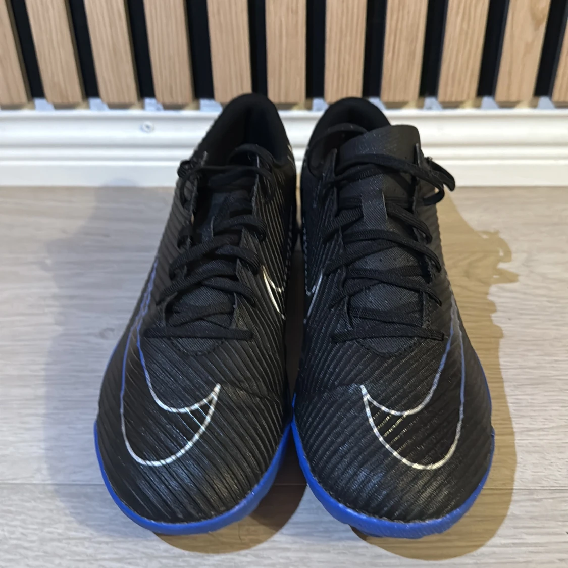 Svarta Nike fotbollsskor med blå sula - 4