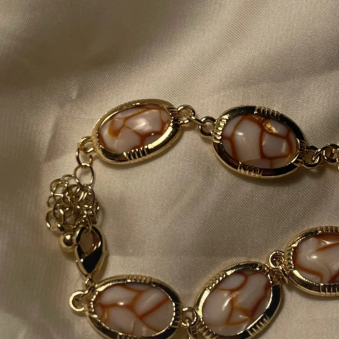 Guldigt armband med marmorerade länkar - 2