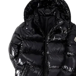 Helt ny pufferjacka   - Helt ny pufferjacka aldrig använd. Avtagbar luva och fin passform. Finns en i storlek S och i storlek M ☺️