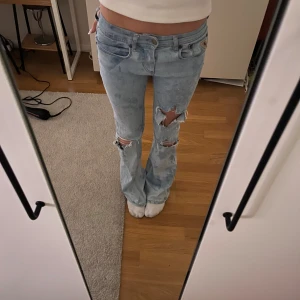 Lois jeans  - Super fina jeans som jag blekt själv och klippt hål i, passar mig som har xxs/xs ungefär på jeans men dom är väldigt stretchiga🥰