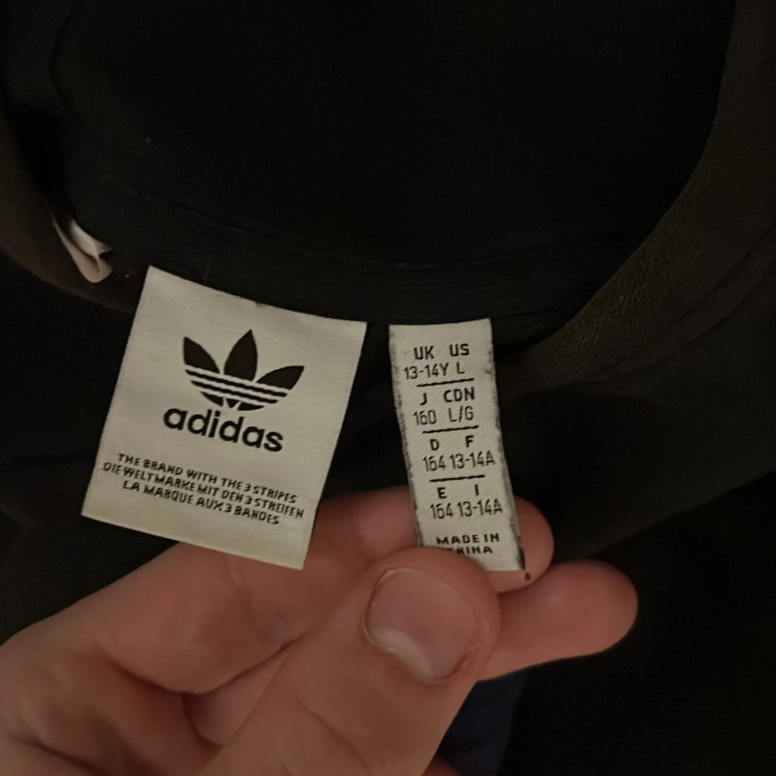 Svart Adidas hoodie med färgglad logga - 2