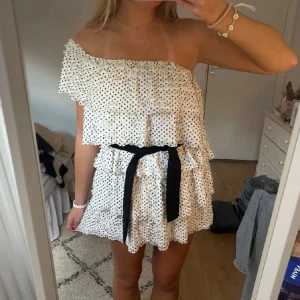 Prickig klänning - Lånade bilder! Säljer denna jättesöta klänning som är så populär men inte går att få tag i längre🩷🩷